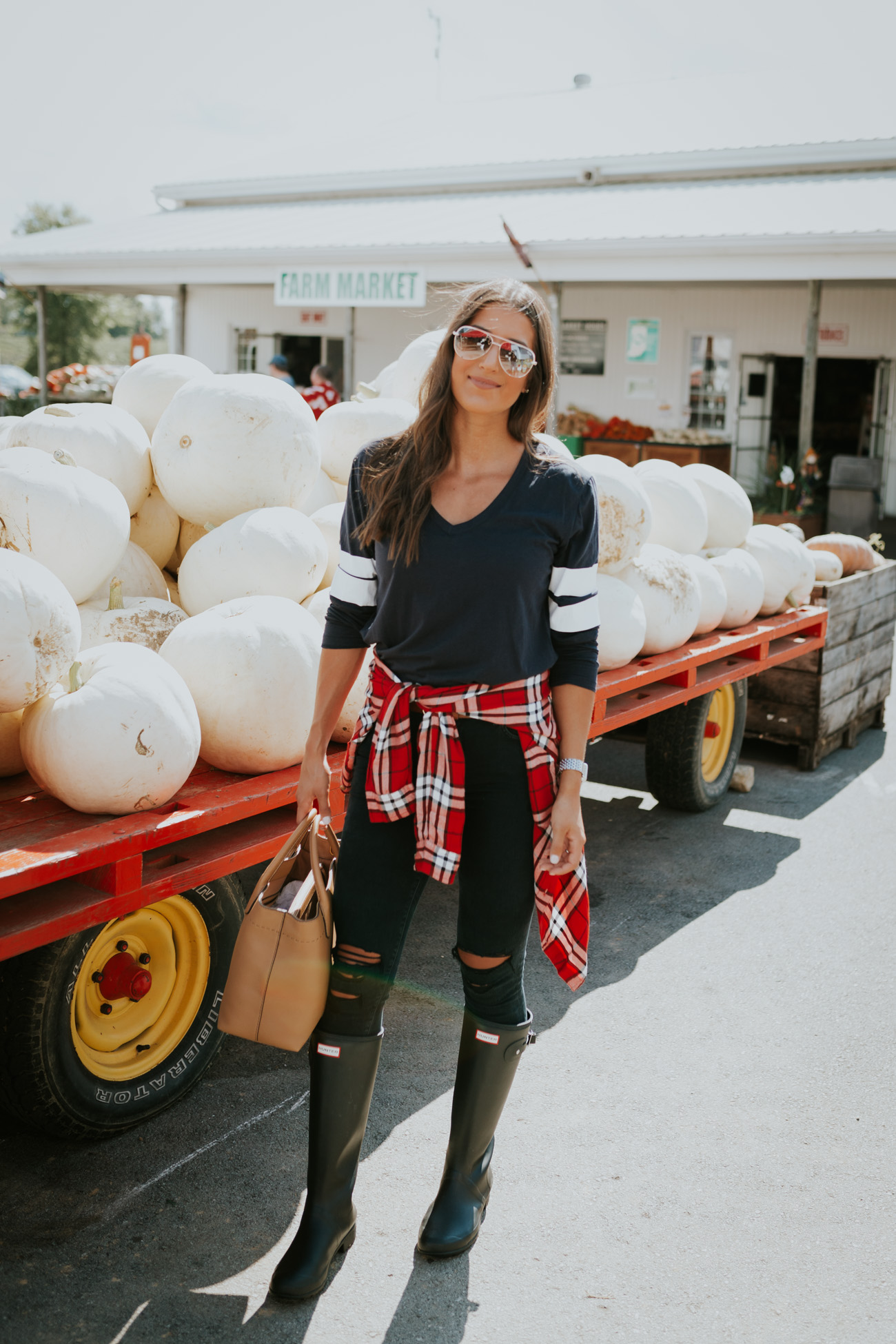  Fall outfit with jeans and black hunter boots