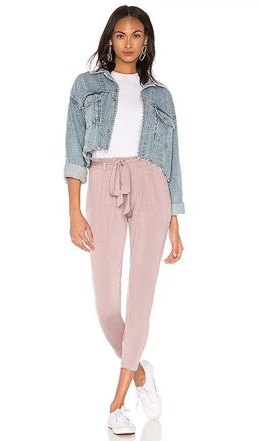 15 High Waisted Tie Pants That Are Flattering For Every Body Type #HightWaistedJeans #HighWaistedTiePants #PaperBagPants #PaperBagPantsOutfit #HighWaistedPantsOutfit